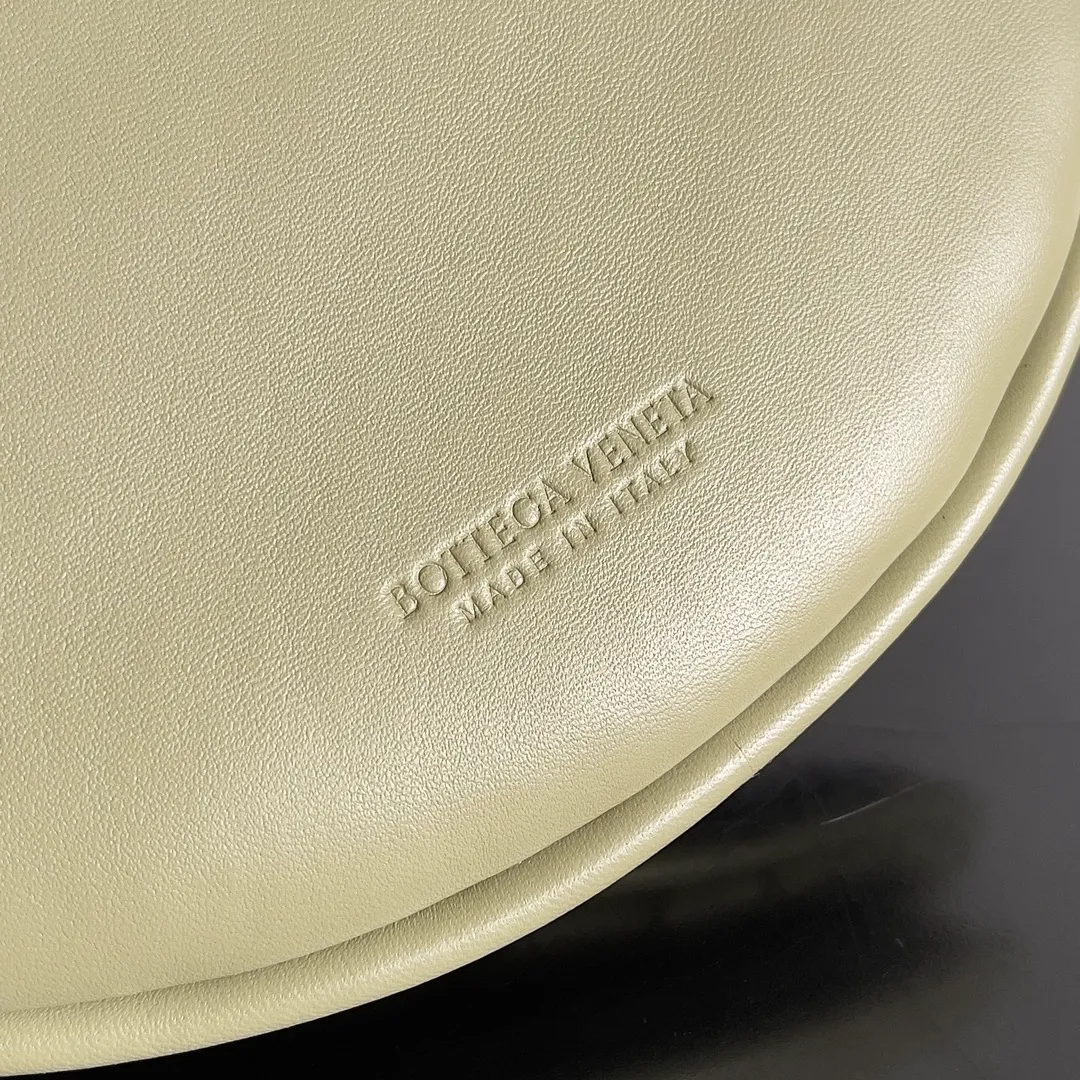 Batch 1720 BOTTEGA VENETA’s new GEMELLI MESSENGER bag Today I want to give you a super invincible and practical crossbody bag, Gemelli·Messenger This bag not only looks simple and elegant, but also has perfect practicality! The light design and lightweight body make it easy to carry whether you are shopping or traveling, making you more mobile! In fact, the shoulder strap is detachable, and you can DIY it by yourself to replace it with a chain or short armpit shoulder strap. Moreover, this shoulder strap will be wider, making it more comfortable to carry on your body! up! up! Style number: 796638 Size: 26*15*8cm